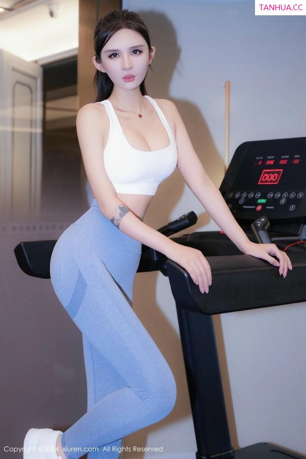 SOLO-尹菲  [XiuRen]高清写真图 2024.11.07 No.9407 Emily尹菲 丝袜美腿第9张图片